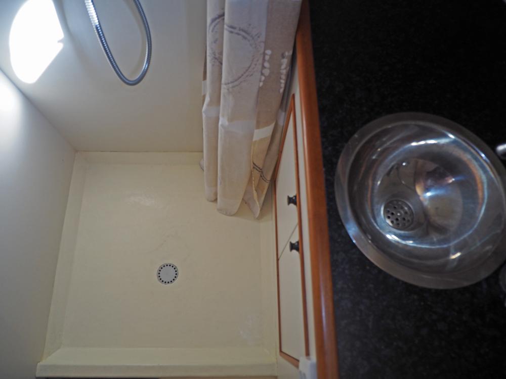 Cabin en avant, H&eacute;bergements